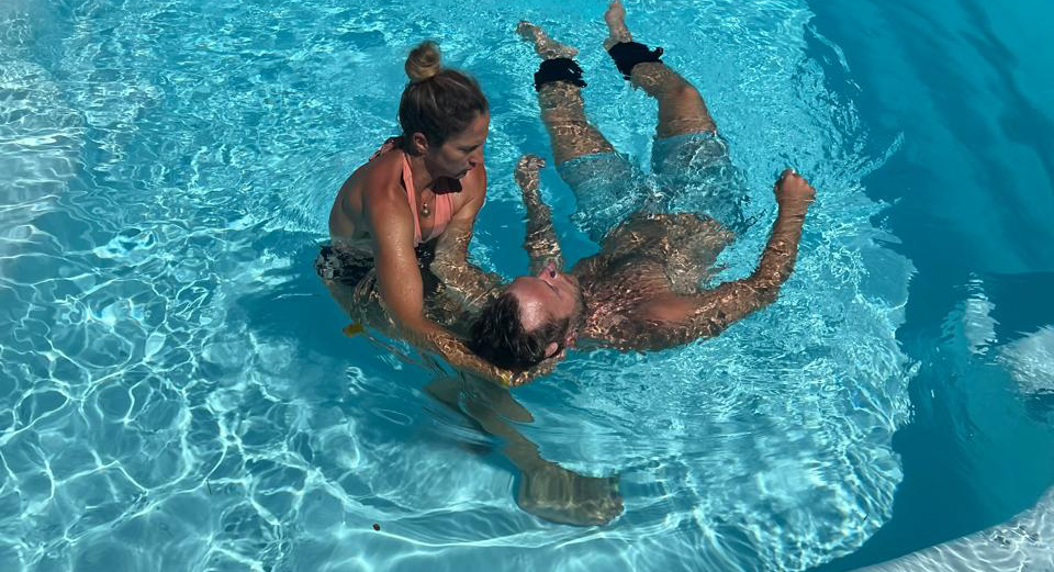 Soutien de la tête et du cou, le corps relâché dans l'eau