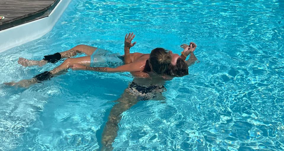 Enveloppement dans l'eau, au plus près